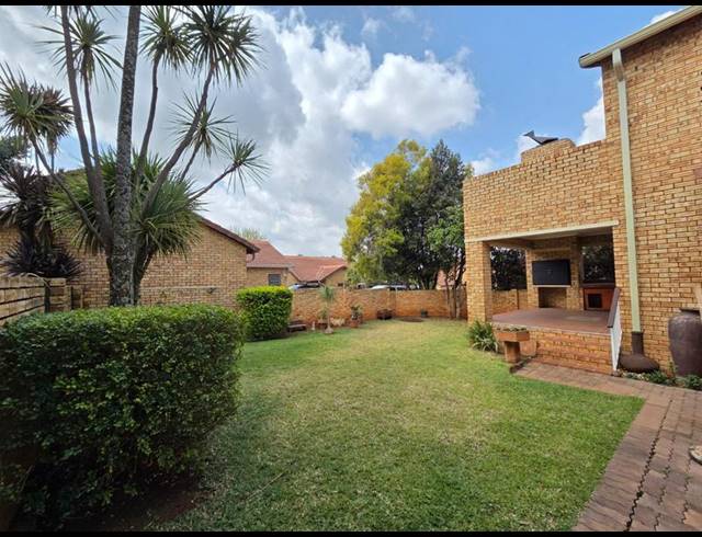 4 BEDROOM TOWNHOUSE FOR SALE IN RUIMSIG NOORD